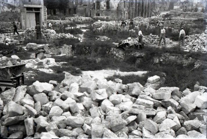 Ouvriers sur les chantiers de tri des pierres et de reconstruction de Falaise (photos n°20 et 21)