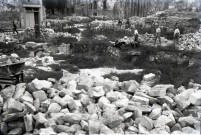 Ouvriers sur les chantiers de tri des pierres et de reconstruction de Falaise (photos n°20 et 21)