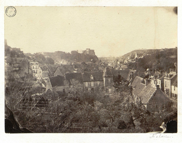 Vue du Val d'Ante, les maisons blanches à Falaise et le Château de la Fresnaye à Falaise (par Alexandre Clausel ?)