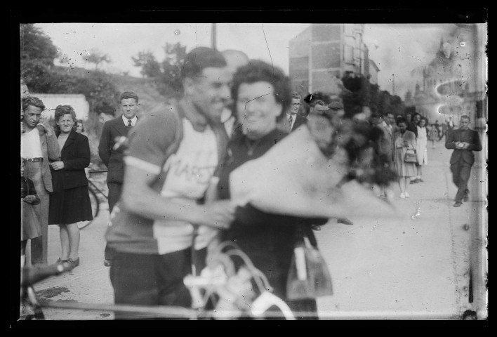 Courses cyclistes ("avenue Bellavoine Bernard") à Lisieux (photos n°8312, 8314 à 8316, 8318, 8319, 8328 et 8329)