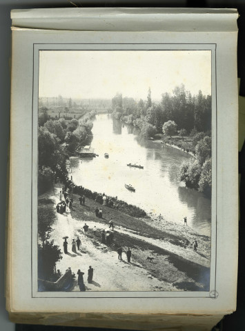 Album photographique illustré.
Aunay-sur-Odon, Caen, Combray, Condé-sur-Noireau, Fleury, Hermanville, La Hoguette, Lisieux, Luc, May-sur-Orne, Le Molay-Littry, Soumont-Saint-Quentin (La Brèche-au-Diable), Thaon, Thury-Harcourt, Trois-Monts, Trouville, Vaubadon, Le Vey, vallée de l'Orne (La Serverie), Suisse Normande, La Haye-du-Puits (Manche), Saint-Céneri (La Pierre Bécku, Sarthe), Saint-Léonard (Sarthe), vallée de la Sarthe, Fontainebleau, voyage en France (vallée de Sancy).
Monuments et architecture ; paysages ; scènes de vie, familiale, de rue, de village et agricole ; fêtes, carnaval des étudiants, fêtes nautiques, fêtes du souvenir normand, fêtes de la mine, fêtes de la gymnastique, kermesse, cirque Pinder, Buffalo Bill ; concours hippiques, de dressage et courses ; port, marine, plage et baignade ; armée et grandes manoeuvres ; peinture sur le motif, Thurin ; hiver ; inondation ; visite Clémenceau-Picard ; gare ; hiver ; fanfare, musicien ; aviron