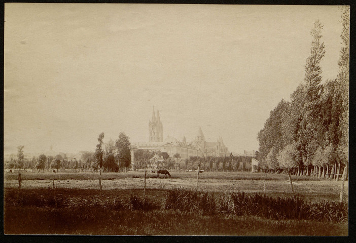 27 - Vue de l'église Saint-Etienne à Caen (vue lointaine avec champs au premier plan), par Monod