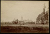 27 - Vue de l'église Saint-Etienne à Caen (vue lointaine avec champs au premier plan), par Monod