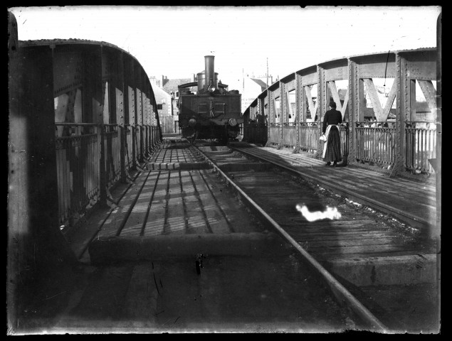 Train et pont du chemin de fer sur l'Orne entre le quai de juillet et le quai Hamelin (photo n°41).