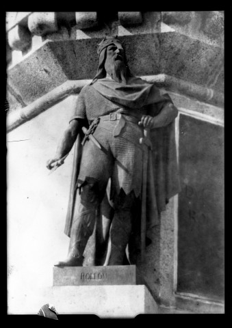 Statue de Rollon sur le socle de la statue de Guillaume le Conquérant à Falaise (plaque n°13)