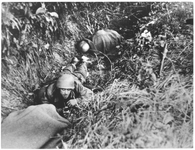 Un soldat camouflé dans une tranchée (photo 61)
