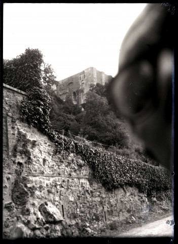 Vue du château de Falaise avec, probablement, un morceau du visage de René Decker (plaque n°6)