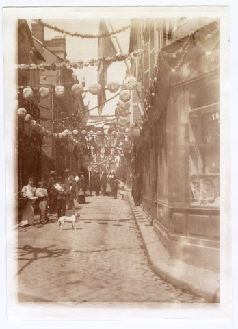 Place Hamelin et rue Dauphin à Honfleur durant les Fêtes du couronnement de Notre-Dame de Grâce en juin 1913 (photos n°1 et 2)