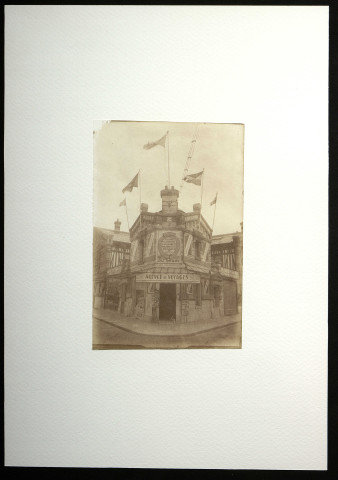 L'avenue de la République et l'agence du phare à Deauville (angle de la rue Mermoz et de la rue Mirabeau) dans les années 1950 (photos n°3 et 4)