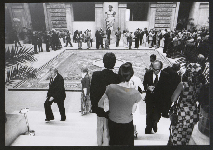 Assemblées, colloques, réceptions et repas, dont décoration de Michel d'Ornano au Louvre