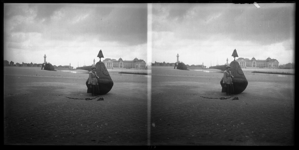 Trouville : plage, jetée, port, bateaux (dont bateau à vapeur du Havre et paquebot), pêcheurs de crevettes, digue, casino, baigneurs (photos n°1 à 20).